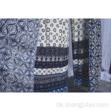 Damen positionieren Blumenhosen